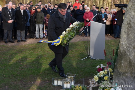 Bürgermeister Wassong bei der Kranzniederlegung Lüsekamp-2015-30-Gedenkfeier