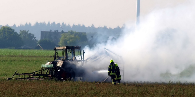 Treckerbrand in Boscherhausen Boscherhausen-Treckerbrand-2013-nah
