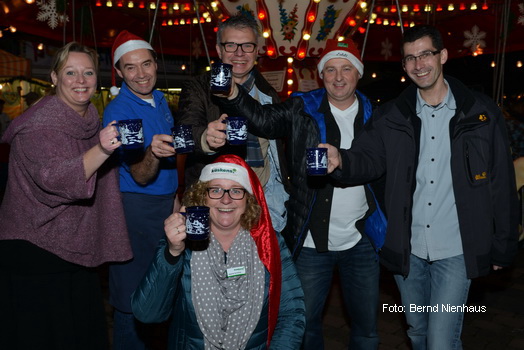 Die Organisatoren: Freude über den gelungenen Weihnachtsmarkt Niederkr-2015-WeihnMarkt-2-OrgaTeam