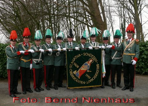 Oberkr-Agatha-Offiziere mit Fahne