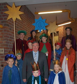 Bürgermeister Wassong mit den Sternsingern Sternsinger-2016-Rathaus
