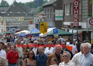 Blick auf die proppenvolle Mittelstraße Gewerbefest Blick Mittelstraße