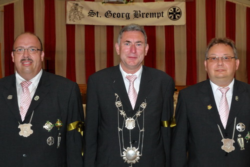 Min. Stefan Terhag - König Wolfgang Haß - Min. Christof Lenzen Brempt2011-03-KönigMin-unter Banner