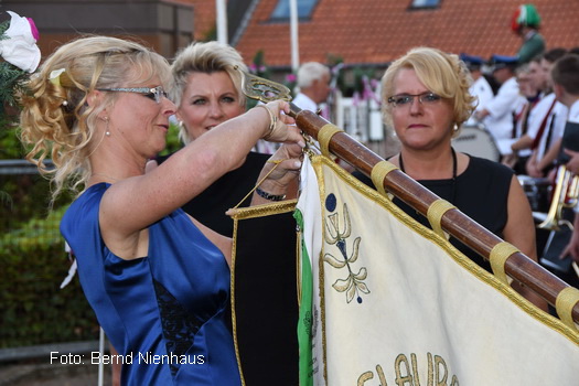Laar-16-12-Wimpel anbringen