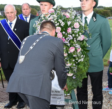 Laar-16-13-Kranzniederlegung