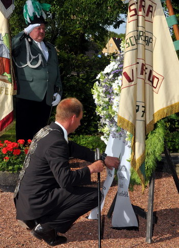 Overhetfeld2010-EhrenmalKranzniederlegung