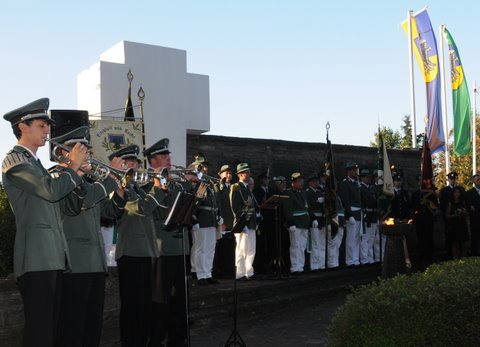 Rhade 2009-Schützenfest-03-EhrenmalPostenbläser