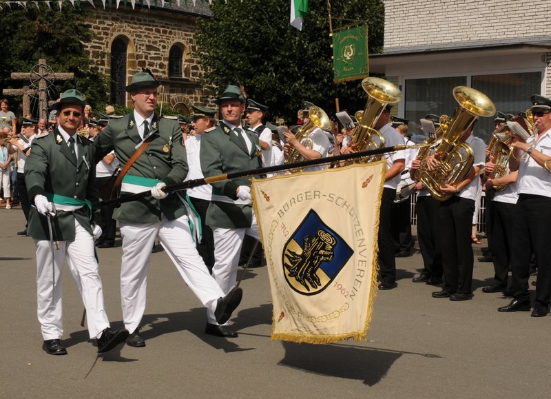 Rhade-2009-Schützenfest-18-Parade-Fahne