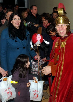 Martinszug2010-Martin-tütenverteilend