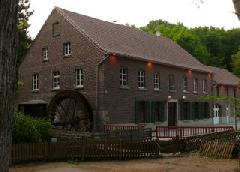 Blick auf die Mühle mit Mühlrad Lüttelforster Mühle - Gesamtansicht